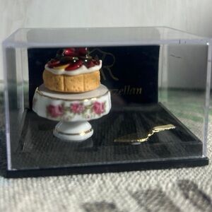 Reutter Porzellan Miniature Cake on Floral Stand